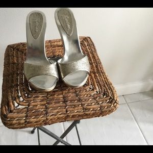 Gold Pumps, Marciano by Guess Vintage 2000. Perfect Condition Size 8